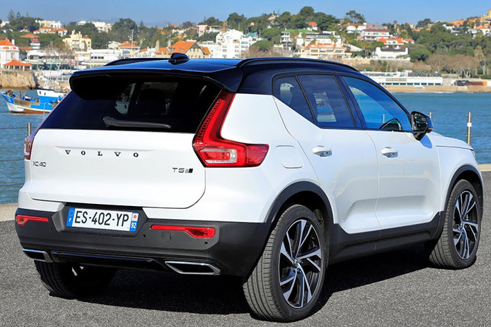 Được xây dựng trên nền tảng dành cho dòng SUV cỡ nhỏ “CMA” của công ty mẹ Geely, XC40 có số đo chiều cao và khoảng sáng gầm đáng mơ ước với các mẫu xe cùng phân khúc. Dù có nhiều chi tiết được “kế thừa” từ những người anh em trong đại gia đình nhưng XC40 vẫn để lại dấn ấn hoàn toàn khác biệt.