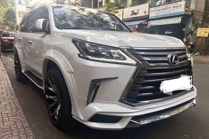 Hãng độ lừng danh Nhật Bản Wald International đã phát triển bộ bodykit dòng Sports Line mang đậm chất thể thao cho mẫu xe SUV hạng sang Lexus LX 570 phiên bản 2016 cách đây chưa lâu, và mới đây, một tay chơi tại Sài Gòn đã quyết định nâng cấp bộ kit này cho chiếc xe của mình.