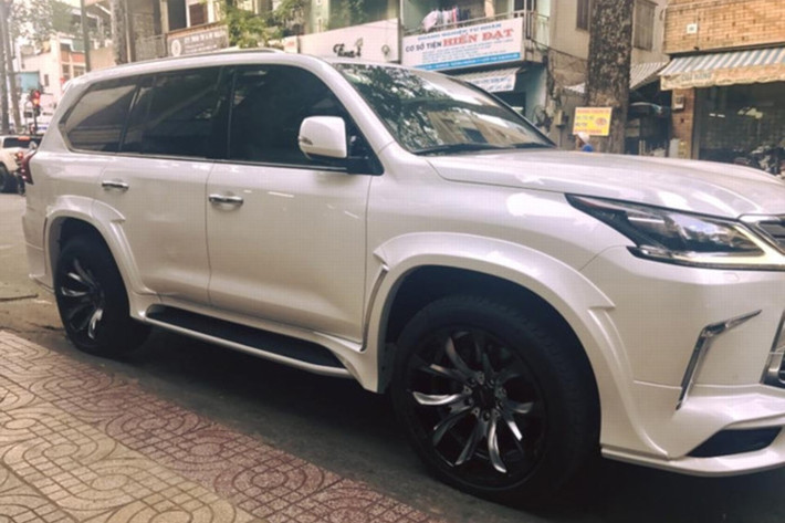 Bộ bodykit "hàng thửa" bao gồm cản trước thiết kế mới với kết cấu cánh gió đầy ấn tượng cùng với các viền mở rộng hốc bánh xe tăng thêm vẻ bề thế. Cản sau cũng được điều chỉnh với bộ khuếch tán khí động và nắp chụp ống xả cỡ lớn bắt mắt. Cánh gió đuôi cũng được bổ sung trên cửa hậu.