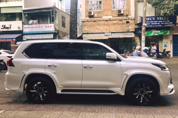 Tại thị trường Việt Nam, Lexus LX570 2016 khi ra mắt vào năm 2015 đã có giá khởi điểm lên tới 5,6 tỷ đồng. Sau ngày 11/7/2016 khi thuế tiêu thụ đặc biệt mới được áp dụng, mẫu SUV hạng sang của tăng lến mức hơn 8 tỷ đồng, tăng tới 2 hơn tỷ đồng so với hồi ra mắt vào năm 2015.