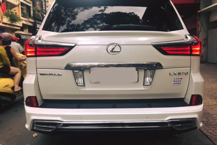 LX570 được trang bị động cơ lớn nhất từng có trên một mẫu xe Lexus. Động cơ V8 5.7L kết hợp với hộp số tự động 8 cấp với dải tỷ số truyền rộng và sát nhau, cho công suất cực đại 367 mã lực/5600vòng/phút & Mô men xoắn 530Nm/3200 vòng/phút. Hộp số tự động đa chế độ và lẫy chuyển số trên vô lăng cho phép chuyển số bằng tay. 5 chế độ lái trên xe, gồm: Normal, Eco, Comfort, Sports và Sports +.