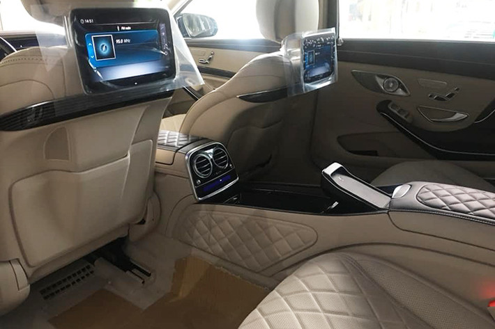 Hàng ghế sau của Mercedes-Maybach S650 mới dạng thương gia với các trang bị cao cấp nhất như giữa 2 ghế ngồi có tủ lạnh mini dung tích 8.5 lít, 2 ly Champagne chế tác từ bạc, khoang sau độc lập với 2 bàn làm việc có thể gấp, tựa tay trung tâm có khay để đồ và ngăn để cốc...