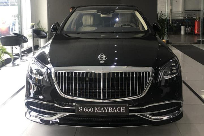 Xe chỉ mất khoảng thời gian 4,7 giây để tăng tốc từ vị trí xuất phát lên 100 km/h trước khi đạt vận tốc tối đa 250 km/h. Giá xe siêu sang Mercedes-Maybach S650 2019 đầu tiên tại Việt Nam được đại gia Hà Tĩnh mua ở mức 14,9 tỷ đồng. Nếu ra biển trắng lăn bánh trên đường phố, ước tính doanh nhân Hà Tĩnh phải bỏ ra số tiền không dưới 16,5 tỷ đồng.
