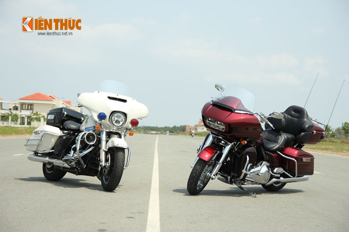 Cả 2 mẫu xe đều là phiên bản 2015 thuộc dòng Touring được phân phối chính hãng tại Việt Nam từ Harley-Davidson Sài Gòn. CVO Road Glide Ultra có mức giá hơn 2 tỷ đồng, Electra Glide Ultra – Phiên bản Police giá trên 1 tỷ đồng.