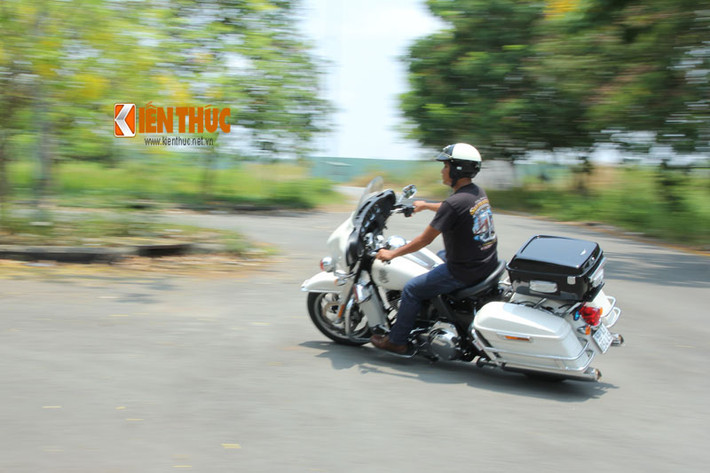 Harley Davidson Electra Glide Ultra - phiên bản Police sở hữu khối động cơ V- Twin- Cam 103, dung tích 1,690 cc, mô-men xoắn cực đại 138 Nm, được trang bị hệ thống phun xăng điện tử đi kèm hộp số 6 cấp.