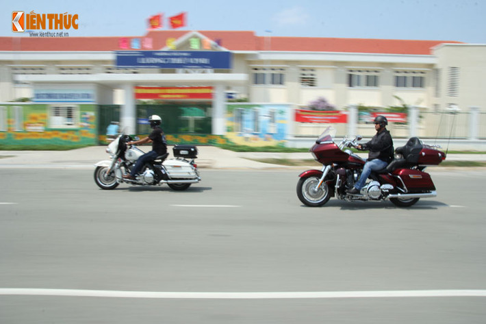 Quan sát chiếc Electra Glide Ultra 2015 -Phiên bản Policec ó cảm giác nhỏ hơn CVO Road Glide Ultra, nhưng sở hữu cân nặng của nó cũng không hề kém cạnh, chiều cao yên xe của nó còn có vẻ nhình hơn.