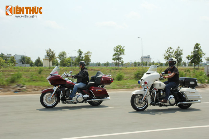 CVO Road Glide Ultrasở hữu động cơ Twin-Cam 110, dung tích 1802 cc sản sinh 156Nm mô-men xoắn tại 3.750 vòng/phút nên khi đọ sức nó có vẻ nhỉnh hơn người anh em Electra Glide Ultra động cơ V- Twin- Cam 103, dung tích 1,690 cc, mô-men xoắn cực đại 138 Nm.