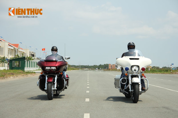Hai chiếc touring nhà Harley-Davidson không hẹn mà gặp đã cùng "sánh đôi" trên đường phố Sài Gòn.