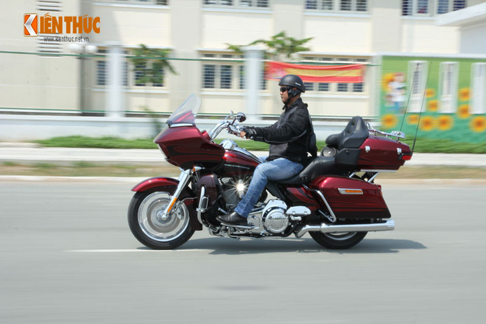 CVO Road Glide Ultra sử dụng động cơ làm mát bằng dung dịch, Twin-Cam 110, dung tích 1802 cc, sản sinh 156Nm mô-men xoắn tại 3.750 vòng/phút, đi kèm hộp số 6 cấp.