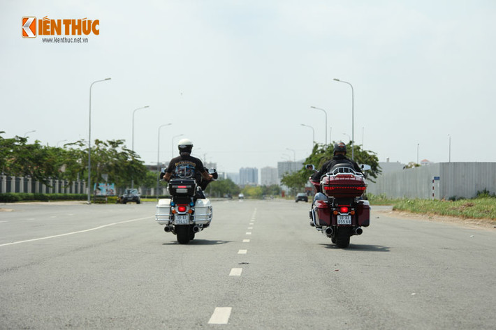 Nhìn từ phía sau có thể thấy bộ thùng của chiếc Road Glide Special 2015 lớn hơn nhiều so với Electra Glide Ultra 2015 - Phiên bản Police.
