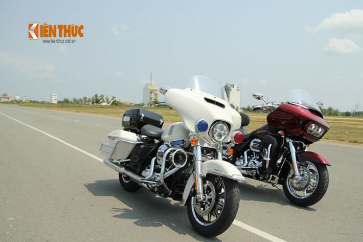 Cả hai mẫu xe này đều thuộc dòng Touring đời 2015 mới nhất của Harley-Davidson, được phân phối chính hãng tại Việt Nam.
