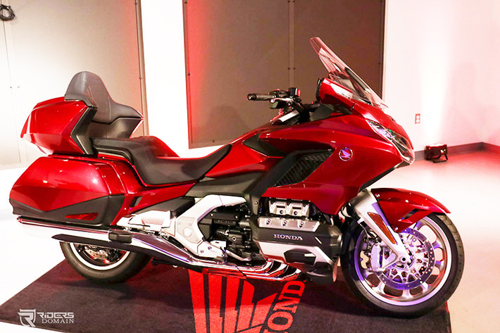 Với thiết kế gọn gàng, sắc nét mới Honda Goldwing 2018 - mẫu xe thế hệ thứ 6 này đã được cắt giảm trọng lượng chỉ còn 365 kg, giảm bớt 48 kg so với thế hệ trước. Honda cho biết với thiết kế mới đầy tính khí động học giúp cho hãng xe Nhật dù trang bị cho thế hệ mới bình xăng nhỏ hơn nhưng không làm giảm phạm vi hoạt động của xe.