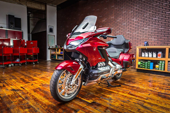 Honda cũng rất chú trọng tới các công nghệ hỗ trợ người lái và an toàn trên Goldwing thế hệ mới. Không chỉ có ABS với phanh trước sử dụng đĩa kép 320mm với 6 piston mỗi bên, trong khi phanh sau đường kính 316mm cũng có 3 piston. Đặc biệt trong trường hợp xảy ra va chạm, Honda Goldwing 2018 sẽ có túi khí bảo vệ người lái một cách an toàn.