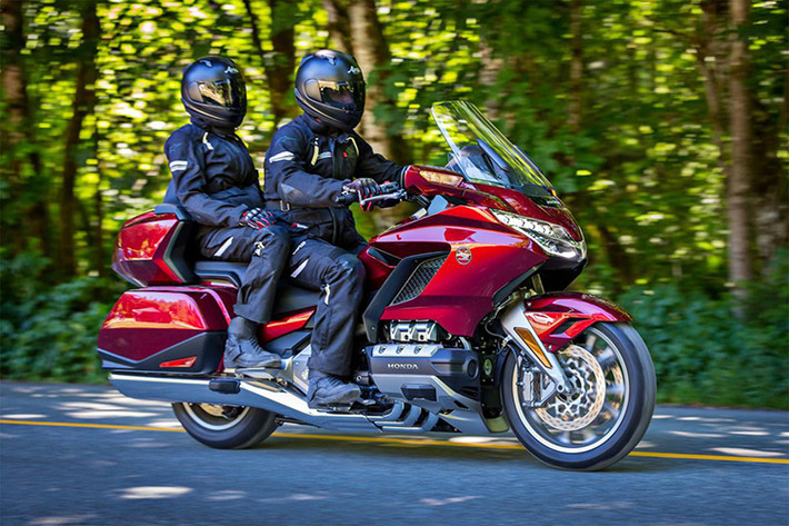 "Vua đường trường" Honda Goldwing 2018 sẽ được bán ra với tổng cộng 3 cấu hình: bản thường không có thùng phía sau hành khách, Goldwing Tour có thêm thùng với khả năng tháo rời và Goldwing Tour DCT "full option" với hộp số ly hợp kép và túi khí. Xe có giá từ 23.500 USD (khoảng 533 triệu đồng) cho bản tiêu chuẩn và 26.700 USD (tương đương khoảng 606 triệu đồng) cho bản Tour cao cấp.
