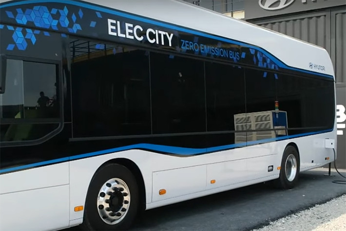 Điểm đặc biệt trong thiết kế không gian chở khách của chiếc xe buýt Hyudnai chạy điện này chính là thiết kế sàn thấp tầng một, và sẽ có hai chiếc xe lăn cố định trong không gian bên dưới, cửa trượt tự động đảm bảo khả năng tiếp cận cho hành khách bị khuyết tật, trẻ nhỏ hay người già.