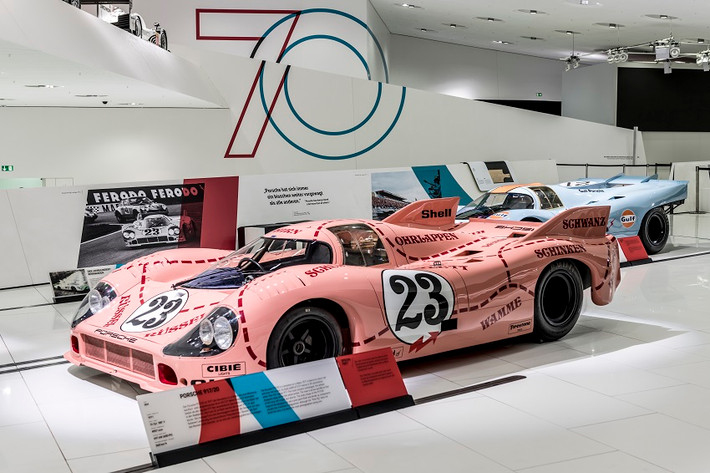 Có hơn 75 mẫu xe được trưng bày từ mẫu xe Porsche 356 Roadster “Số 1” năm 1948 cho đến mẫu xe vận hành hoàn toàn bằng điện Porsche Mission E mang đến cái nhìn chi tiết từ quá khứ đến tương lai của thương hiệu.