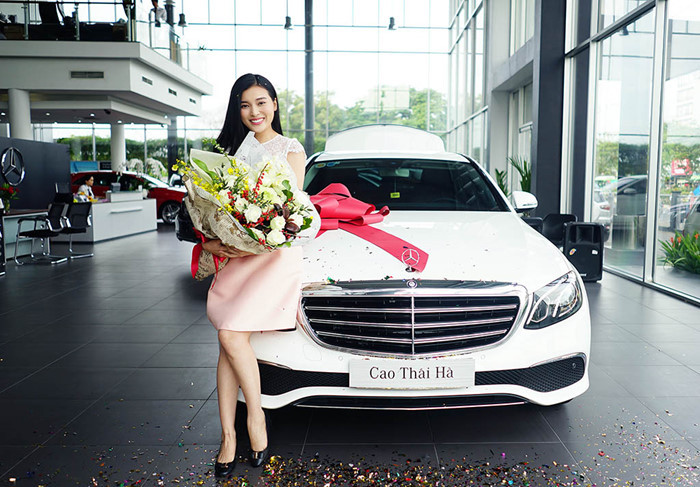 Chiếc xe Cao Thái Hà mới tậu là Mercedes-Benz E 200 2017 có ngoại thất màu trắng, nội thất màu nâu sang trọng. Đây là mẫu sedan hạng trung cao cấp sử dụng chung nền tảng chassis dẫn động cầu sau giống như C-Class và S-Class được gọi với cái tên MRA, nên chỉ đạt mức 1.605 kg, giảm 50 kg so với thế hệ trước.