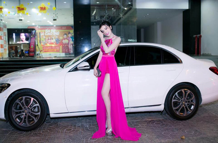 Sinh năm 1990 tại Cần Thơ, Cao Thái Hà từng hoạt động nhiều năm trong lĩnh vực giải trí nghệ thuật và đoạt nhiều giải thưởng dành cho các bộ phim điện ảnh và truyền hình... Trước đây, cô đã từng sở hữu những mẫu xe như; Kia Morning, Hyundai Elantra... đến Mercedes-Benz C200 và vừa "lên đời" Mercedes-Benz E200 2017 thế hệ mới.