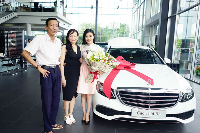 Ra mắt lần đầu tiên tại Việt Nam từ 10/2016 Mercedes-Benz E 200 mới là sự tổng hòa của 3 yếu tố: sự thời thượng, cá tính lịch lãm và chất thể thao. Giống như nhiều mẫu Mercedes đời mới khác, thuộc dòng E-Calss và được thiết kế theo ngôn ngữ Sensual Purity, chiếc xe mang nhiều nét tương đồng với các dòng S-Class và C-Class đã ra mắt trước đó.