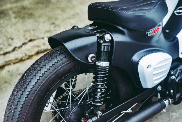 K-Speed cũng tháo phần khung sau và thay vào đó bằng tấm chắn bùn nhỏ. Tay đòn sau của xe được nâng cấp với tay đòn mới bằng nhôm được bắt vít vào xe còn lò xo giảm xóc sau giờ đây có thể điều chỉnh được.