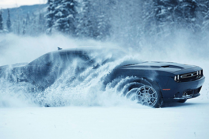 Ngoài ra, Dodge Challenger GT 2017 còn có hệ thống cân bằng điện tử 3 chế độ. Trong đó, có chế độ "full-off" dành riêng cho việc drift.