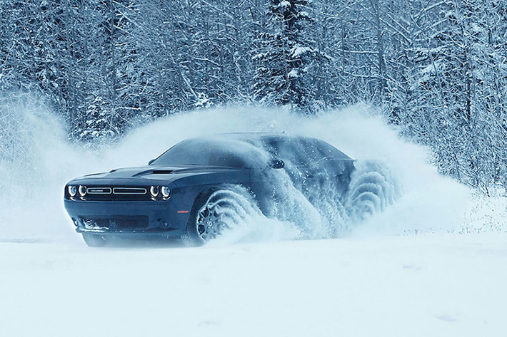 Với việc được trang bị hệ dẫn động 4 bánh toàn thời gian, mẫu xe Dodge Challenger GT 2017 mới có thể luân chuyển từ dạng dẫn động 1 sang 2 cầu và ngược lại mà không cần đến sự can thiệp của người lái.