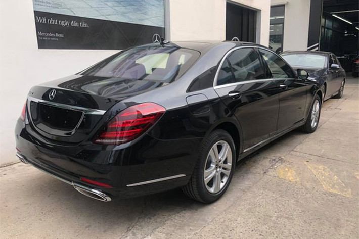 Mẫu xe sang này cũng sở hữu hàng loạt các hệ thống an toàn như: hỗ trợ đỗ xe chủ động, bình chữa cháy, chức năng cảnh báo mất tập trung, chống trượt khi tăng tốc ASR, ổn định thân xe điện tử ESP và hỗ trợ ổn định xe khi gió thổi ngang, camera 360 độ phân giải cao, chức năng cảnh báo Pre- Safe, chống bó cứng phanh ABS, hỗ trợ phanh khẩn cấp.