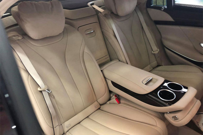 Mercedes-Benz S450 L phiên bản 2018 sở hữu khối động cơ V6 3.0L sản sinh công suất tối đa 367 mã lực, mô-men xoắn cực đại 500 Nm tại 1.800 - 5.000 v/p. Hộp số là loại 9 cấp 9G-Tronic, hệ dẫn động cầu sau cùng 4 chế độ lái; Eco, Sport, Comfort, Individual... Xe có khả năng tăng tốc từ 0 - 100km/h mất 5,4 giây, tốc độ tối đa 250 km/h.