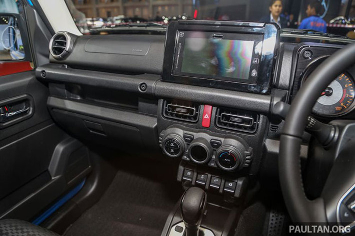 Xe được trang bị hệ thống thông tin giải trí với màn hình cảm ứng 7 inch, hỗ trợ Apple CarPlay/Android Auto, hệ thống định vị, hệ thống kết nối Bluetooth, cổng USB và 2 loa... Những tính năng an toàn của xe gồm có hệ thống chống bó cứng phanh ABS, phân bổ lực phanh điện tử EBD, trợ lực phanh BA, cân bằng điện tử EBD, kiểm soát lực kéo TCS, hỗ trợ khởi hành ngang dốc, hỗ trợ đổ đèo và 2 túi khí trước.