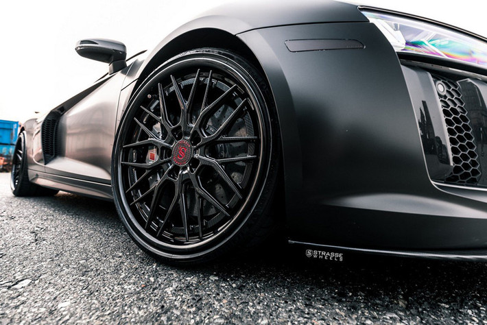 Sự khác biệt dễ nhận thấy nhất giữa Audi R8 V10 Plus và các đối thủ khác là lớp sơn đen Satin Black. Nhờ lớp sơn đặc trưng này, R8 trông giống cỗ xe của Người Dơi hay chiến đấu cơ tàng hình “Chim ưng đêm” F-117 Nighthawk. Cản trước, cánh gió lớn phía sau và hệ thống xả cỡ lớn cũng được thiết kế với phong cách rất đặc trưng.