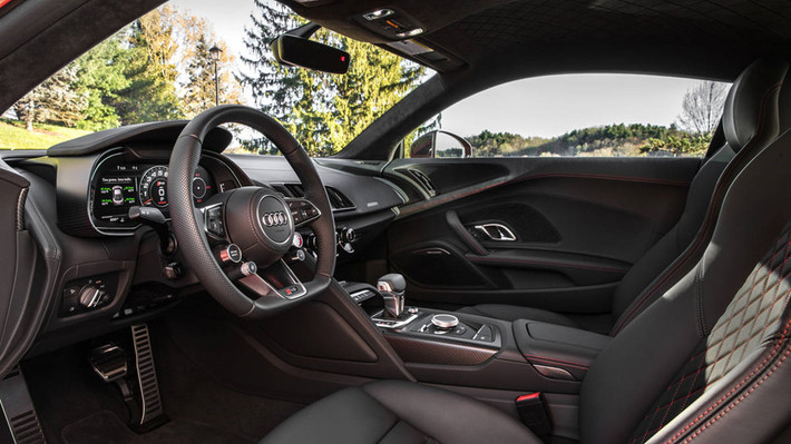 Nội thất của Audi R8 V10 Plus độ này được bọc da cao cấp Alcantara, ghế ngồi bọc da Nappa Fine có lỗ thoát khí, hệ thống MMI (Multimedia Interface) giúp người lái dễ dàng điều khiển thiết bị trên xe. Ngoài ra không thể không kể tới hệ thống kết nối các dịch vụ online và buồng lái ảo Audi Virtual Cockpit.
