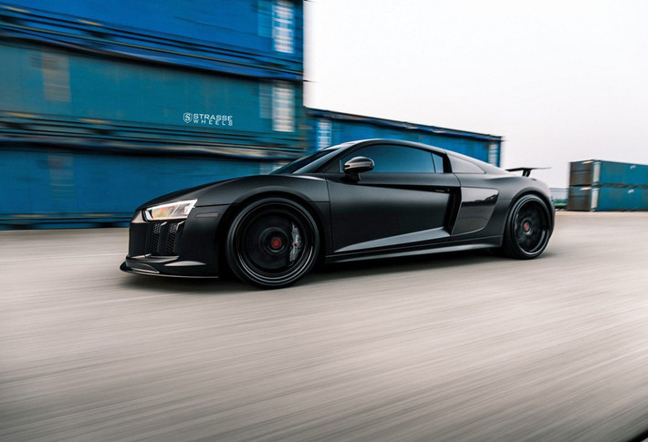 Giá xe Audi R8 V10 Plus phiên bản “chiến đấu cơ tàng hình” này không được công bố. Tuy nhiên, một chiếc R8 màu đỏ tương tự thuộc phiên bản giới hạn (44 chiếc) được bán với giá 228.800 USD tại Anh.