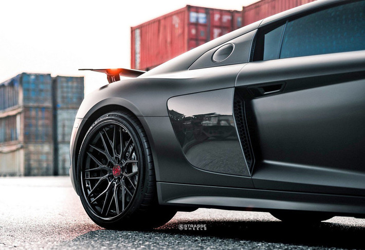 Cũng giống Huracan, R8 V10 Plus được trang bị động cơ V10 5.2L hút khí tự nhiên, cho công suất 619 mã lực và hiệu suất hoạt động ngang ngửa. Xe được thiết kế khí động học giúp tăng khả năng luồn lách và xé gió tốt hơn. Nhờ đó, cỗ xe này có thể đạt tốc độ tối đa 330 km/h và có lực ép xuống mặt đường cao gấp đôi phiên bản thông thường.