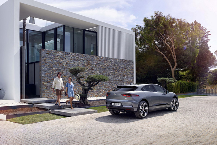 Chiều dài tổng thể của i-Pace là 4.680 mm, rộng 1.890 mm rộng và cao 1.560. i-Pace Concept trông nhỏ hơn so với F-Pace, đặc biệt là chiều cao. Tuy nhiên sự khác biệt lớn từ chiều dài cơ sở. Chiếc xe điện có khoảng cách hai trục bánh lên tới 2.990 mm, trong khi F-Pace chỉ 2.874 mm. Chiều dài cơ sở của i-Pace thậm chí lớn hơn sedan XF 30 mm.