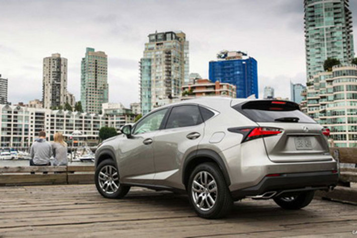 Đây là mức giá theo chào bán của một số nhân viên kinh doanh Lexus Thăng Long, đại lý thứ hai và lớn nhất Việt Nam.