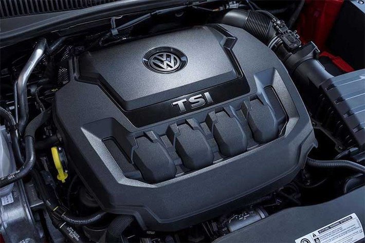 Mặc dù chỉ là một mẫu hatchback thể thao cỡ nhỏ nhưng Polo GTI đã được Volkswagen trang bị cho khối động cơ 2.0l 4 xi-lanh thẳng hàng tăng áp tương tự như chiếc hatchback hạng C Volkswagen Golf GTI thế hệ trước. Động cơ này có công suất 197 mã lực và mô-men xoắn 320Nm. Sức mạnh được truyền tới cầu trước thông qua hộp số ly hợp kép 6 cấp.