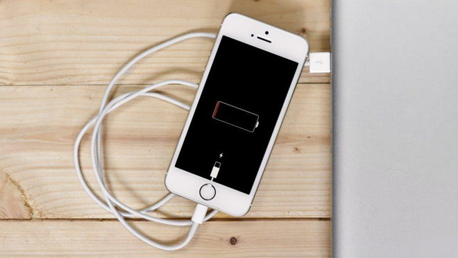 iPhone cũng như hầu hết dòng smartphone hiện nay đều sử dụng loại pin Lithium-ion. Loại pin này dễ bị "chai" nếu người dùng thường xuyên sử dụng điện thoại cho đến khi cạn kiệt. Việc này sẽ khiến viên pin sẽ rơi vào trạng thái xả sâu và bị giảm đi khả năng giữ lại năng lượng khiến thời lượng sử dụng của máy giảm đi nhanh chóng. Ảnh: TrustedReviews.