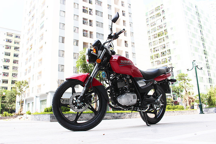 Được nhập khẩu dạng tư nhân từ Suzuki Trung Quốc về thị trường Việt Nam với tầm giá trên 30 triệu đồng tham khảo tại Quang Phương Motor. Suzuki HJ125 vừa đủ cho những tay nài mới chuyển từ xe số sang côn tay. cũng như những khách hàng trung tuổi muốn có một chiếc xe côn tay cỡ nhỏ sử dụng đa dạng các địa hình từ đường phố tới nông thôn.