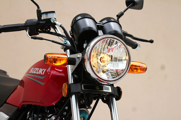 Mẫu xe côn tay Suzuki HJ125K-A sở hữu chiều dài 2.040 mm, rộng 745 mm và cao 1.135 mm. Chiều dài cơ sở 1.270 mm, trọng lượng khoảng 120 kg. Xe sở hữu thiết kế với phần đầu là đèn tròn với bóng đốt dạng halogen cổ điển đậm chất backbone, cặp xi nhan rời hình giọt nước.