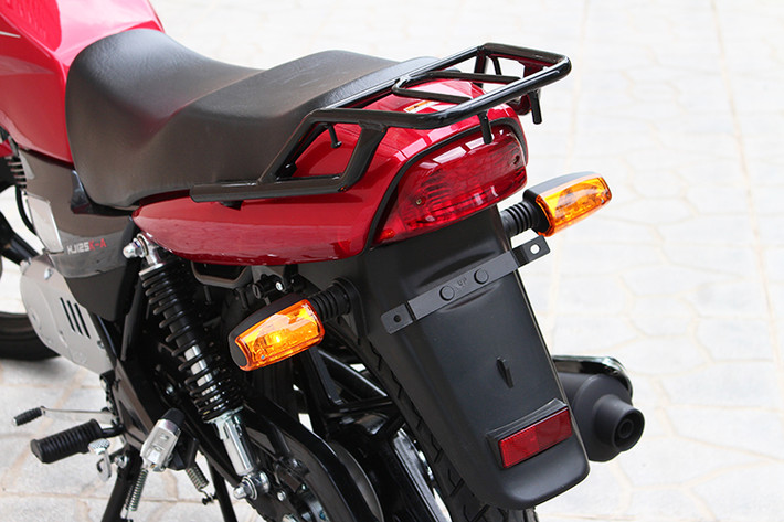 Chiều cao yên của mẫu xe HJ125K-A về Việt Nam là 750 mm, khá phù hợp với vóc dáng của người dùng tại Châu Á. Trên mẫu xe mới này, nó được hãng xe máy Suzuki thiết kế với phần nhựa chắc chắn, gọn gàng nhưng đơn giản khá dễ dàng cho người dùng sử dụng với nhiều mục đích khác nhau, từ đường phố đến các cung đường phượt...