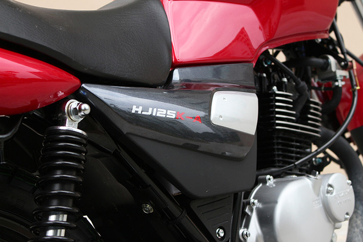 Suzuki HJ125K-A được trang động cơ xi lanh đơn làm mát bằng gió kèm bộ chế hòa khí hàng hiệu MIKUNI, động cơ trang bị bộ xử lý khí thải đạt tiêu chuẩn khí thải EURO 3, dung tích 124cc có mã kiểu loại F491 cho công suất cực đại 8Kw/9000v/ph, động cơ trang bị hộp số 5 cấp với kiểu sang số quen thuộc từ 1 đến N,2,3,4,5.