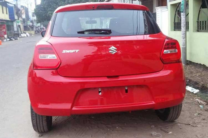 Nhà phân phối Maruti Suzuki tại Ấn Độ cũng sẽ phân phối ra thị trường Suzuki Swift phiên bản 2018 với 3 biến thể khác nhau gồm: V, Z và Z +. Trên phiên bản Z, xe nổi bật với bộ vành hợp kim kích thước 15 inch, trong khi ở bản Z + kích thước lên tới 16 inch.