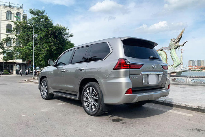 LX570 được trang bị động cơ lớn nhất từng có trên xe hạng sang Lexus. Động cơ V8 5.7L kết hợp với hộp số tự động 8 cấp với dải tỷ số truyền rộng và sát nhau, cho công suất cực đại 367 mã lực/5600vòng/phút & Mô men xoắn 530Nm/3200 vòng/phút. Hộp số tự động đa chế độ và lẫy chuyển số trên vô lăng cho phép chuyển số bằng tay. 5 chế độ lái trên xe, gồm: Normal, Eco, Comfort, Sports và Sports +.