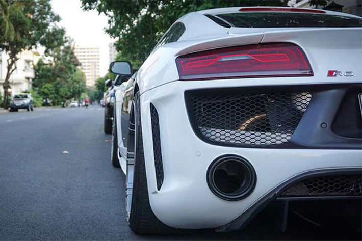 Trong hai chiếc siêu xe của Cường Đô la sắp được bán đi thì Audi R8 V10 Plus là một chiếc xe khá có ý nghĩa với Cường Đô la, anh đã mua siêu xe này vào khoảng tháng 11/2017 để tặng cho bạn gái Đàm Thu Trang.