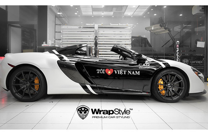 Chiếc McLaren 650S Spider này từng được Minh nhựa trang bị biển số cặp 97 đẹp mắt nó được trang bị bộ "vó" khá ấn tượng với la-zăng 10 chấu đơn tương tự như phiên bản đặc biệt MSO, đi kèm còn có cùm phanh McLaren màu vàng chanh nổi bật. Đối lập với ngoại thất, bên trong khoang lái của chiếc 650S Spider là gam màu đen.