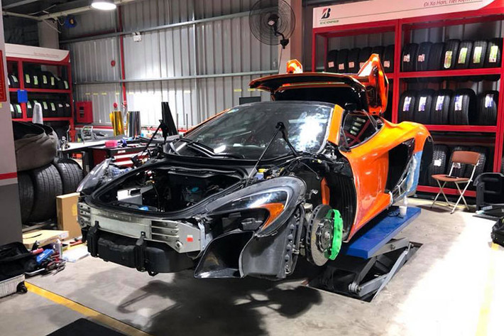 Được biết, nhóm thợ Liberty Walk đến từ Nhật Bản đã mất một tuần miệt mài cùng các thợ độ Việt Nam để hoàn thành siêu phẩm này bởi khi độ cho chiếc xe mui trần này. Các thợ độ Nhật phải tính toán để chiếc mui xếp cứng nguyên bản của xe phải hoạt động trơn tru, đó chính là lý do bản độ này tốn thời gian hơn các bản độ trước.