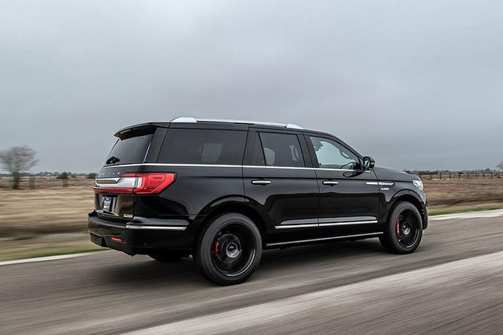 Navigator nằm trong phân khúc cạnh tranh với các đối thủ như Cadillac Escalade, Lexus LX570, Mercedes-Benz GLS, BMW X7, Range Rover...
