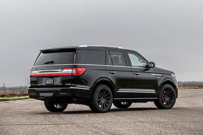 Hiện tại, dòng SUV hạng sang cỡ lớn Lincoln Navigator thế hệ mới chỉ có duy nhất một lựa chọn động cơ, đó là cỗ máy V6 tăng áp kép 3.5l. Được lấy trực tiếp từ siêu bán tải Ford F-150 Raptor, động cơ này có hiệu năng khá ấn tượng so với dung tích với công suất 450 mã lực và mô-men xoắn 691Nm.