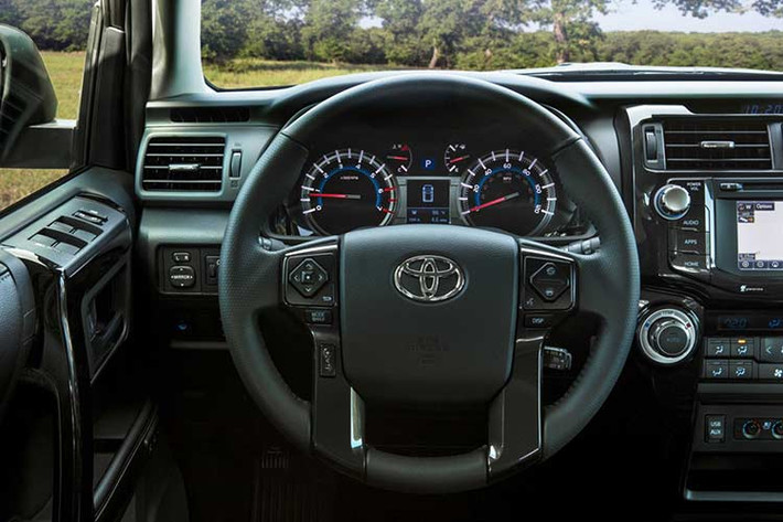 Bên cạnh đó, chiếc Toyota 4Runner Nightshade đặc biệt này cũng đi kèm các trang bị khác bao gồm giá nóc thiết kế mới, hệ thống âm thanh cao cấp JBL Premium, cửa sổ trời chỉnh điện, ghế trước bọc da tích hợp tính năng sưởi ấm/thông gió và tấm lót gầm trang trí biểu tượng TRD màu đỏ.