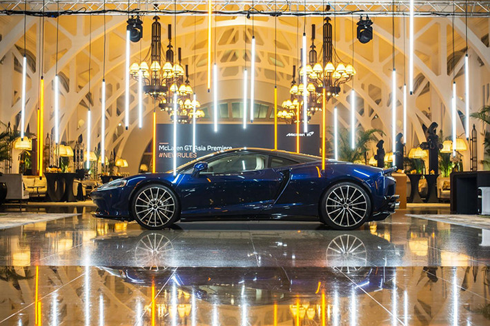 Chuyên cơ chở siêu xe McLaren GT đã không dừng lại tại Nhật Bản, Trung Quốc hay Hàn Quốc, nơi tập trung rất đông triệu phú ở châu Á và có niềm đam mê siêu xe. Mà thay vào đó, chuyến bay này đến thẳng Singapore, một đất nước Đông Nam Á.